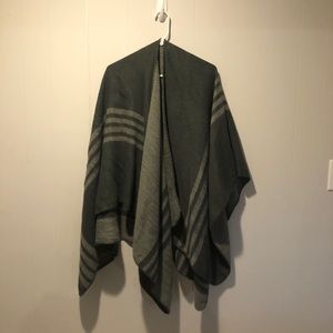 BB Dakota shawl/poncho. Grey striped. Reversible